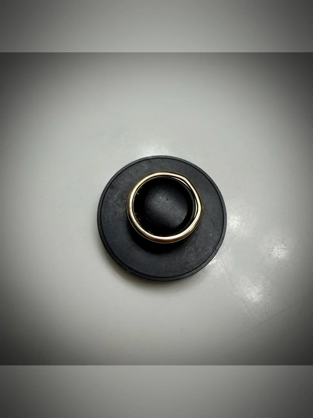 Oura Ring Gen 3 Heritage – Gold, Size 9 - Picture 3 of 5